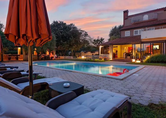 Guesthouse "Barboska" - Big Outdoor Swimming Pool & Private Tennis Court